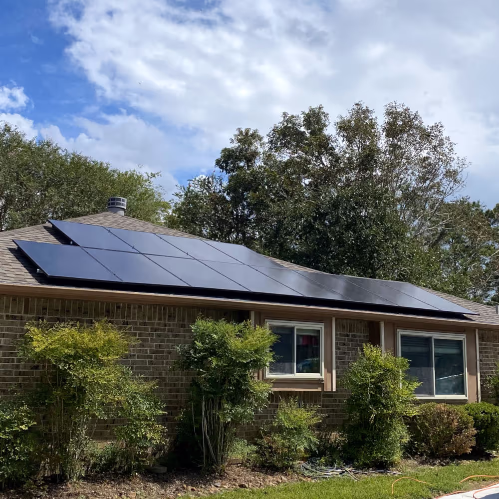 Single-story ranch home with sleek, south-facing solar panel array installed by Astrawatt Solar